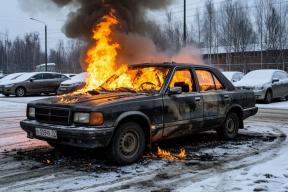 Фейерверк на парковке: у подмосковного ТЦ взорвался автомобиль, хозяин бросил машину и сбежал