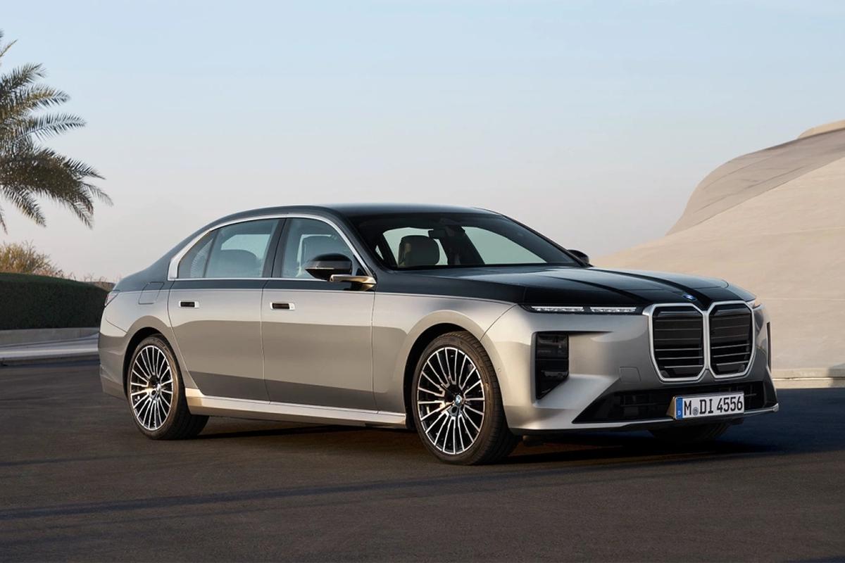 Не просто обновление, а спасение: зачем BMW превратила 7 Series в наземный бизнес-джет и когда она долетит до России