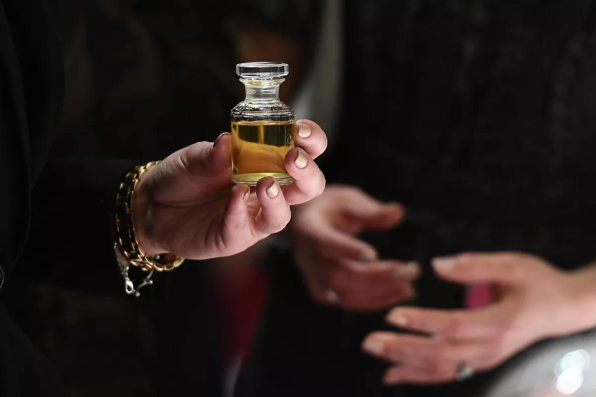 РФ снизит пошлину на импорт французских духов и средств для волос до 20%