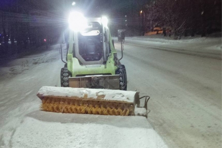 По поручению мэра Руслана Болотова в Иркутске 900 дворников и 170 дорожников устраняют последствия снегопада в круглосуточном режиме