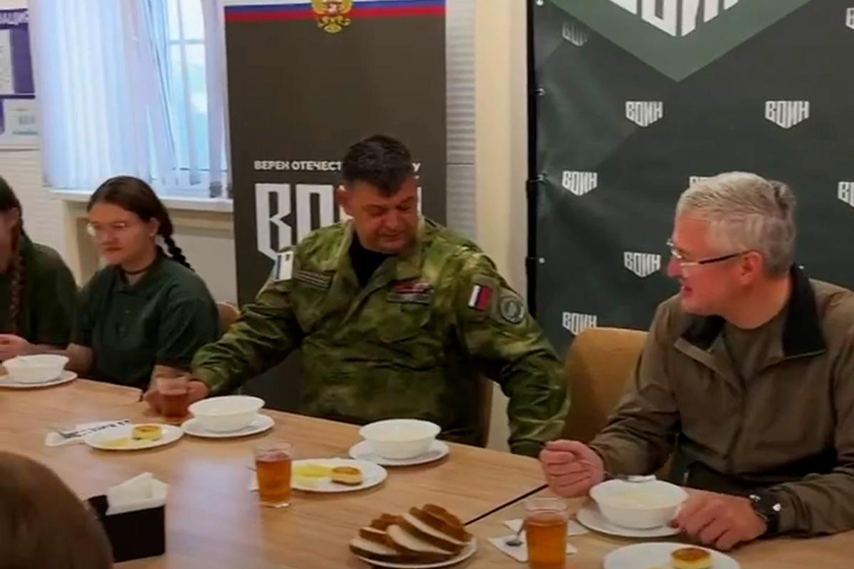 «Ими сегодня по праву может гордиться весь наш край»: Губернатор Владимир Солодов встретился за завтраком с курсантами центра военно-спортивной подготовки «Воин»