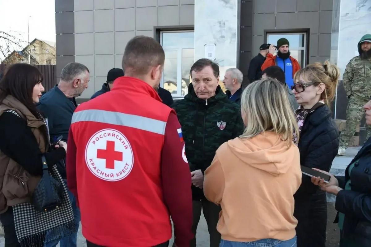 «Все получат помощь, выплаты уже начались»: спикер парламента Заур Аскендеров вновь посетил пострадавший от наводнения поселок Мамедкала