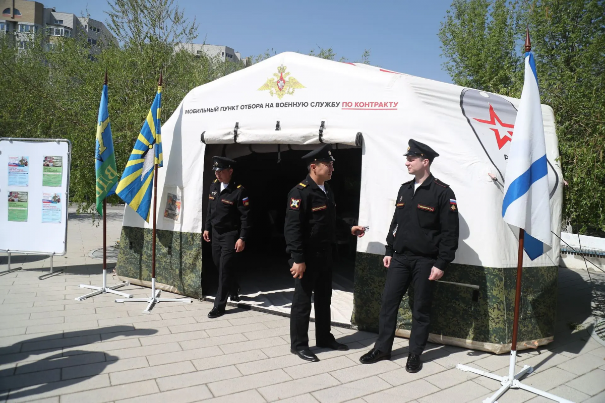 750 астраханцев обратились в мобильный пункт отбора на контрактную службу в сентябре