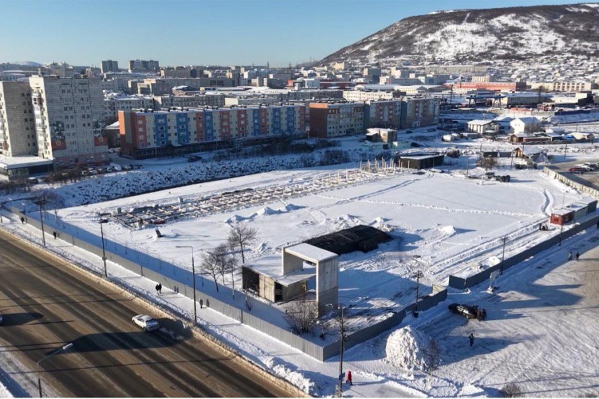 Мэр Лариса Поликанова: Готовность Магаданской площади достигла 65%, продолжается благоустройство дворовых территорий