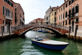 В Венеции женщина угнала лодку и врезалась на ней в мост Риальто
