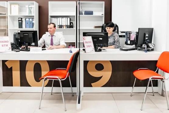 Никакого лимузина и белого платья: зачем подмосковные пары бегут из ЗАГСов в МФЦ