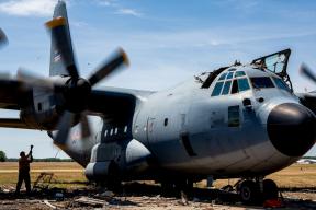 Мужчина с топором против «Геркулеса»: в Ирландии атаковали американский военный самолет