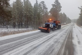 Сугробы не помеха: более 700 машин чистят дороги Новосибирской области