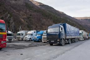 Более 2000 фур выстроились в гигантскую пробку на границе с Грузией в ожидании проезда