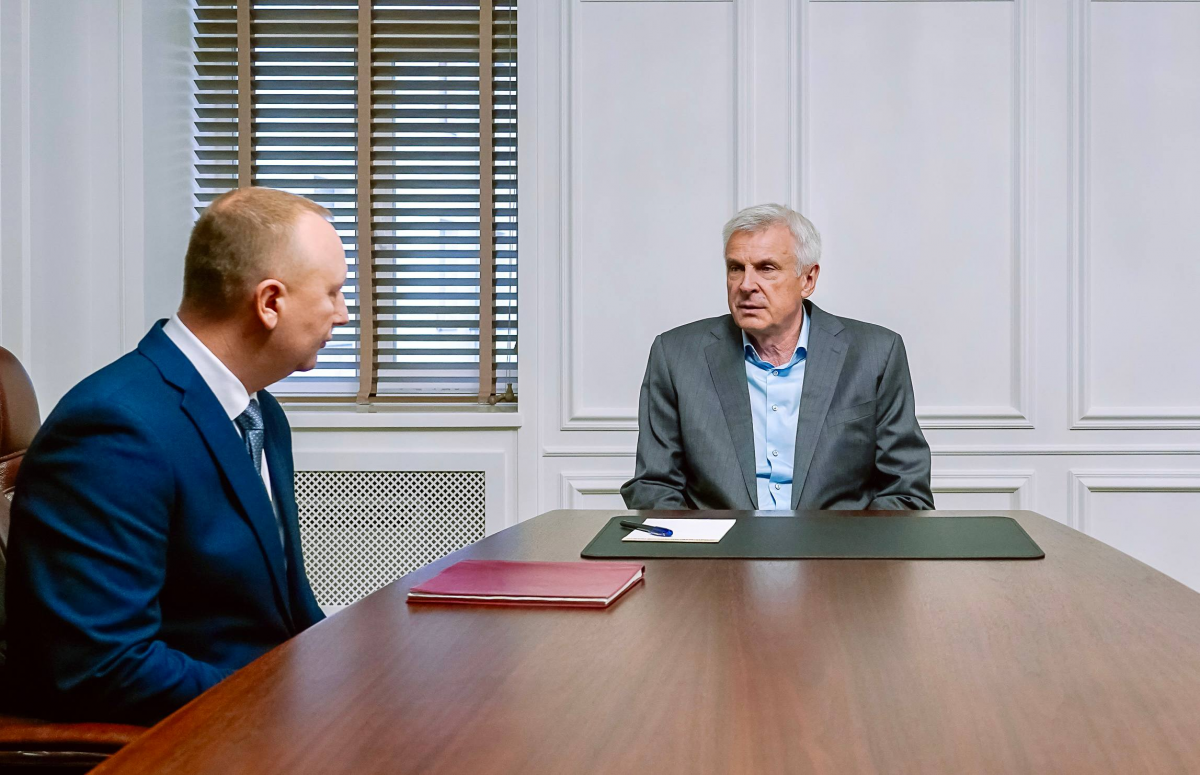 Губернатор Магаданской области Сергей Носов обсудил с участником программы «Время героев» создание патриотического центра «Воин»