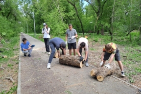 Студенты и педагоги помогают убирать после паводка парк Строителей в Орске