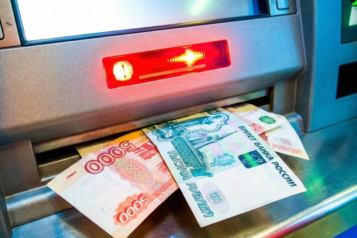Россияне массово перекладывают сбережения в наличные: банковские счета впервые за год потеряли лидерство