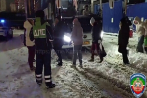 В Казани сотрудники ГИБДД пришли на помощь экскурсионному автобусу, застрявшему в снегу
