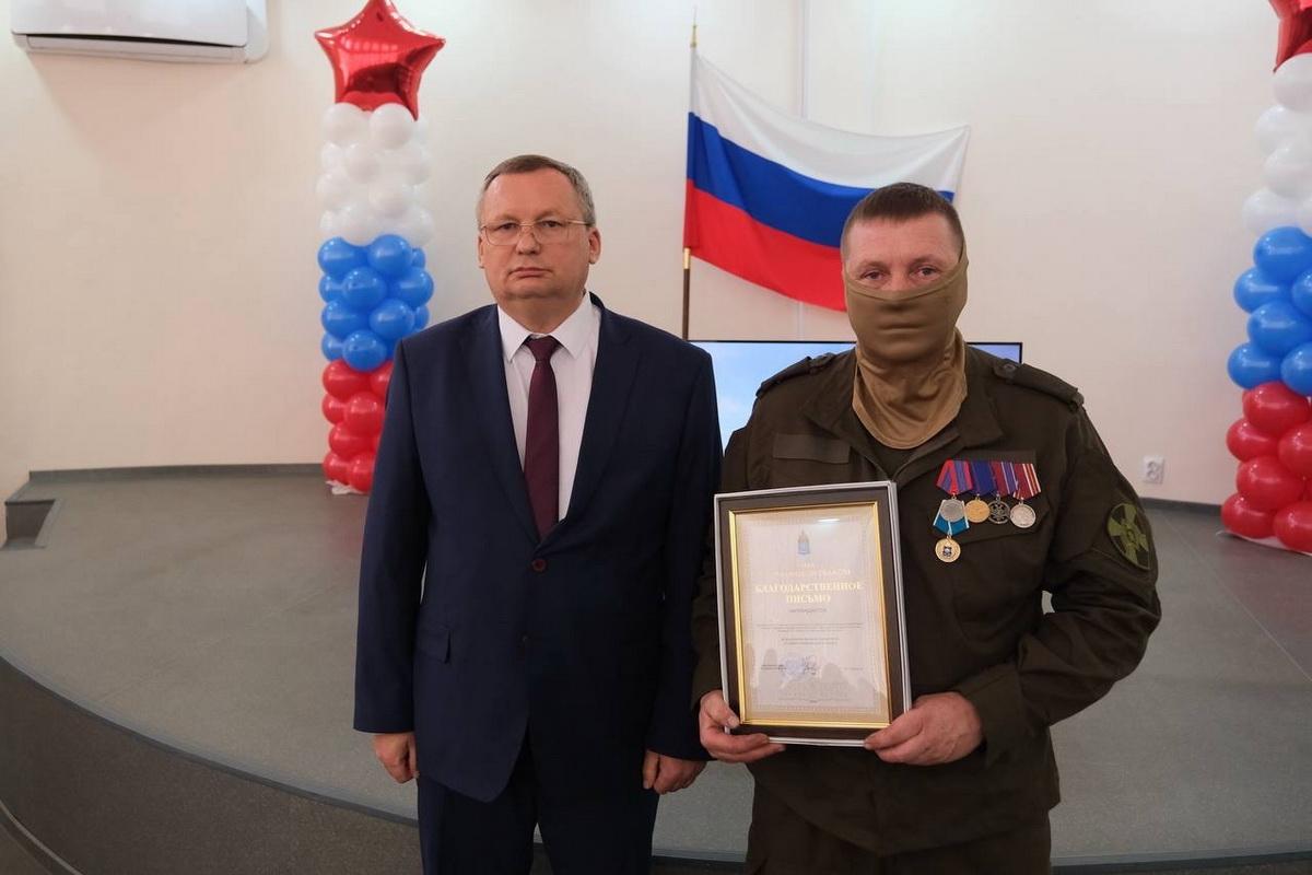 Председатель Думы Астраханской области Думы Игорь Мартынов наградил отличившихся сотрудников и военнослужащих Росгвардии