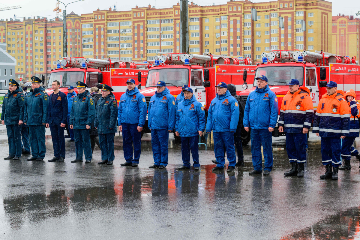 Глава Марий Эл Юрий Зайцев вручил ключи от спецтехники пожарным и спасателям республики