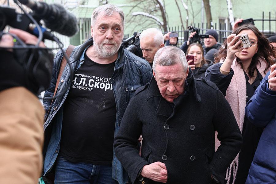 Ефремова не узнали даже фанаты. Подробности первых дней актера на воле