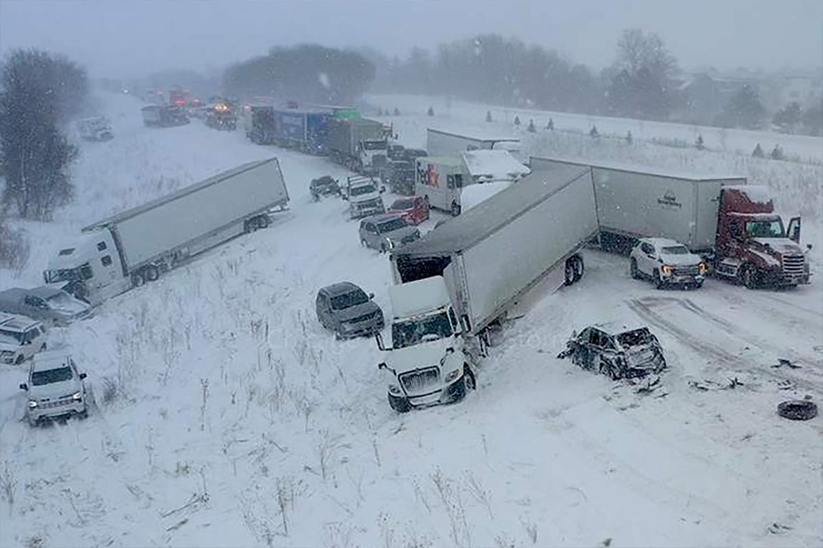 В США из-за обильного снегопада произошло столкновение 100 автомобилей