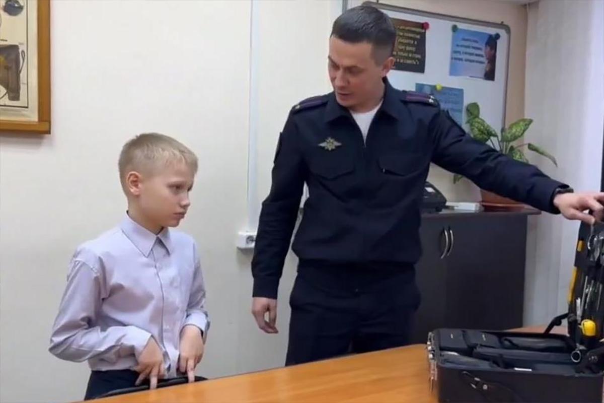 Полицейский Дед Мороз исполнил мечту юного жителя Биробиджана