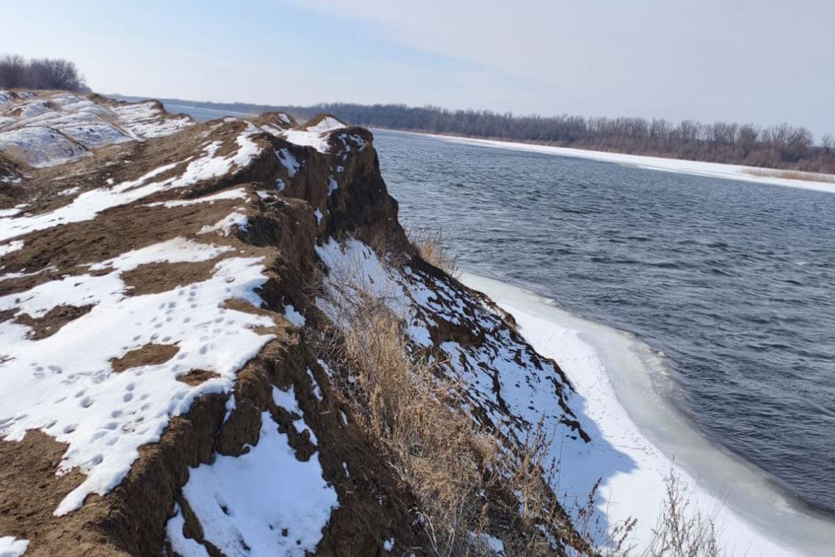 Специалисты Астраханской области проверили состояние водооградительных валов перед паводком
