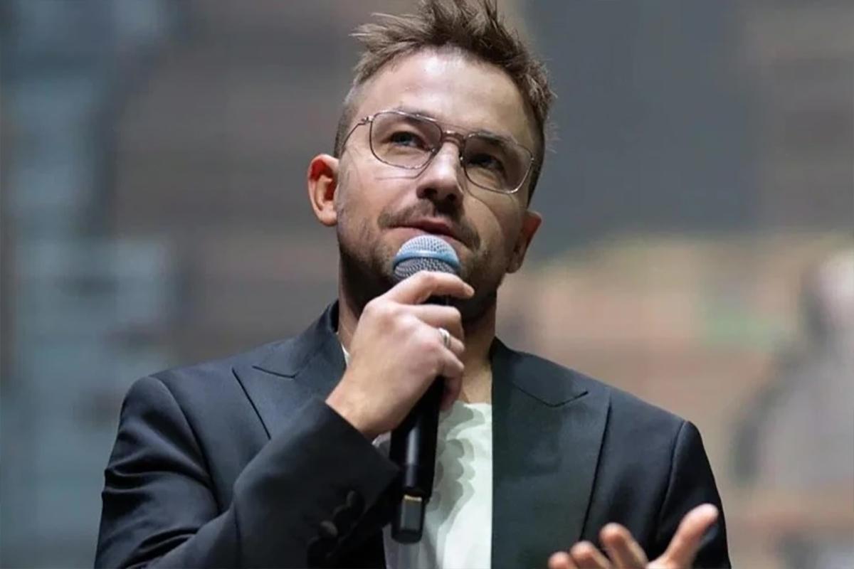 «Лучше жить там, где счастливо»: звезда «Текста» Александр Петров высказался об эмиграции
