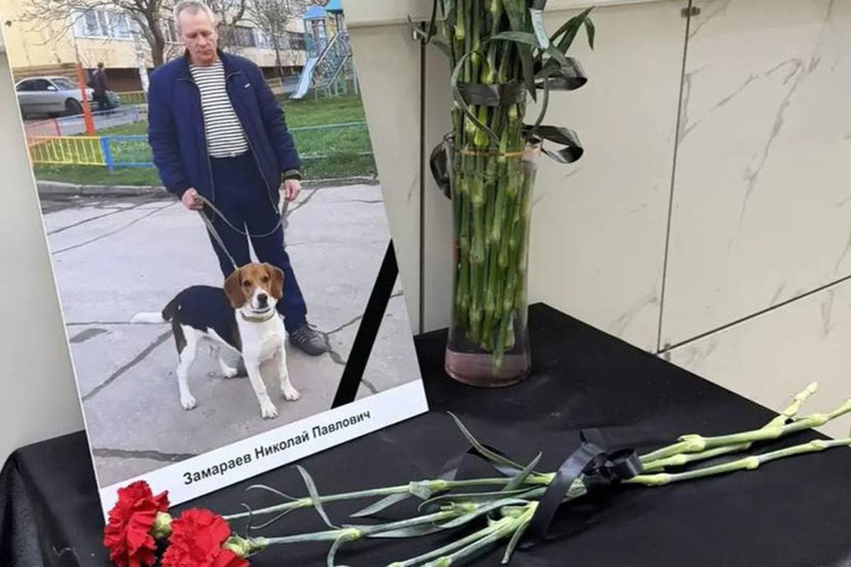 В Анапе несут цветы к месту гибели охранника, ставшего жертвой террориста
