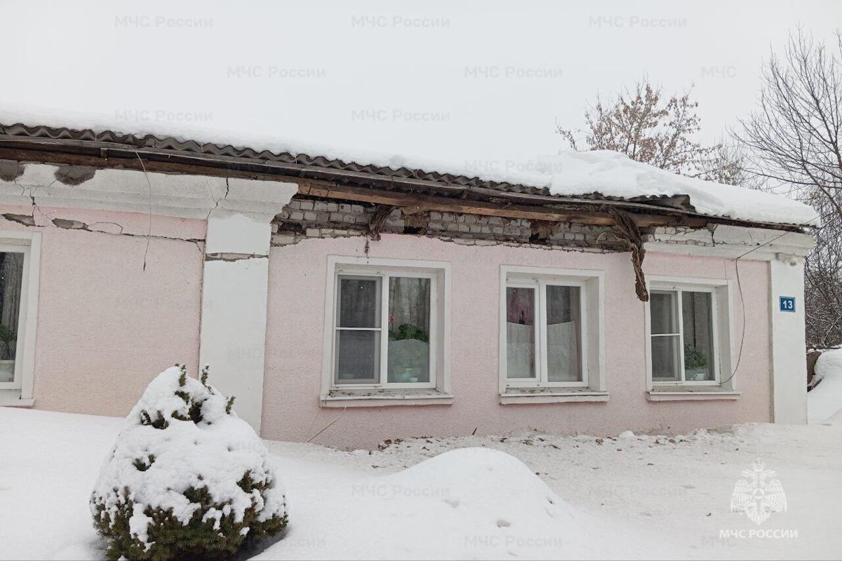 В населенных пунктах Липецкой области за один день частично обрушились три крыши