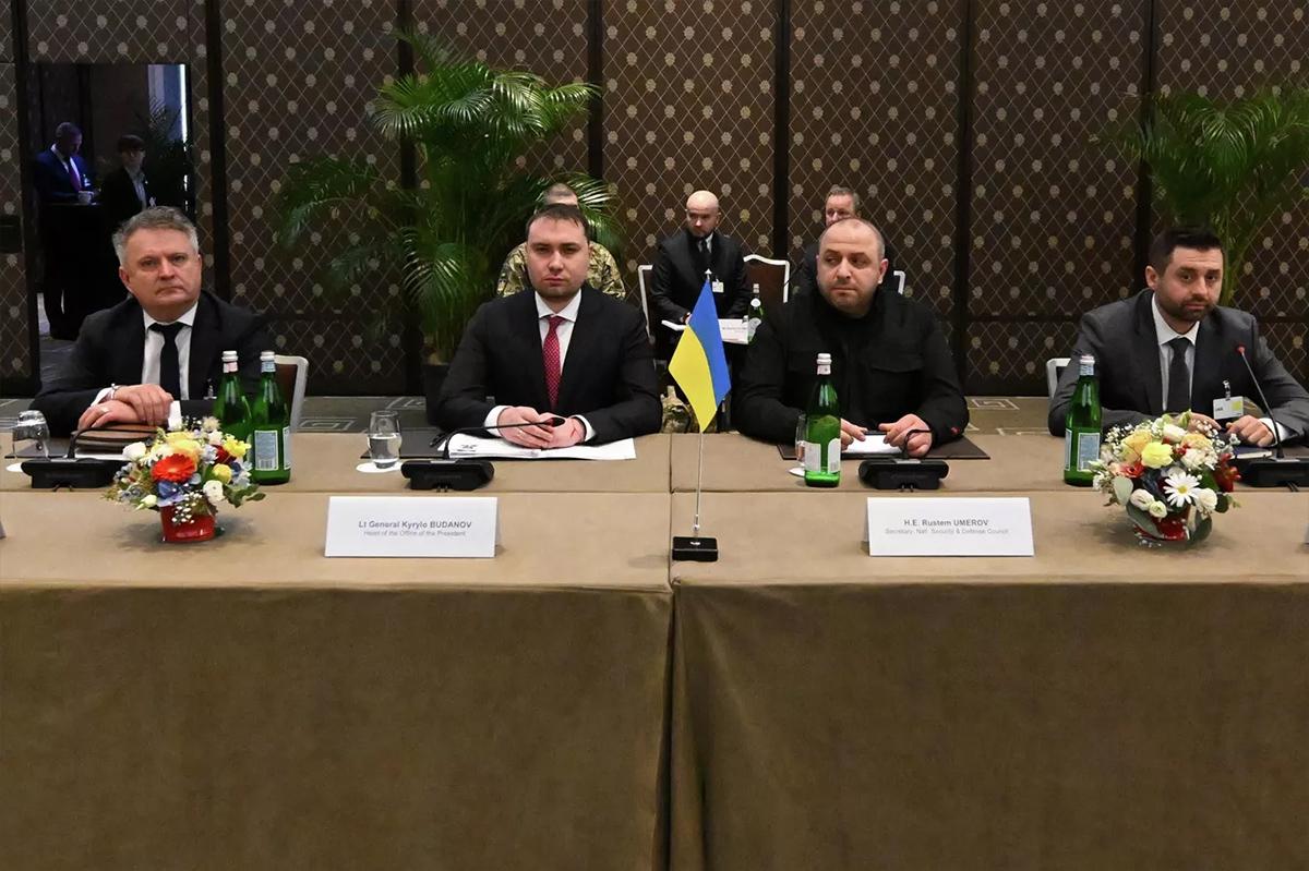 «Никто не рад»: эксперт по языку жестов расшифровала эмоции украинской делегации в Женеве