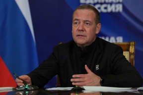 Медведев назвал слова Зеленского о референдуме среднем пальцем в адрес США