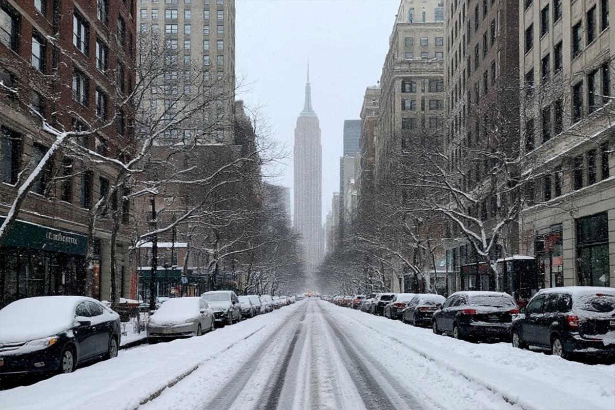 «Супербомба» накрыла Нью-Йорк: город замер на 15 часов из-за рекордной метели