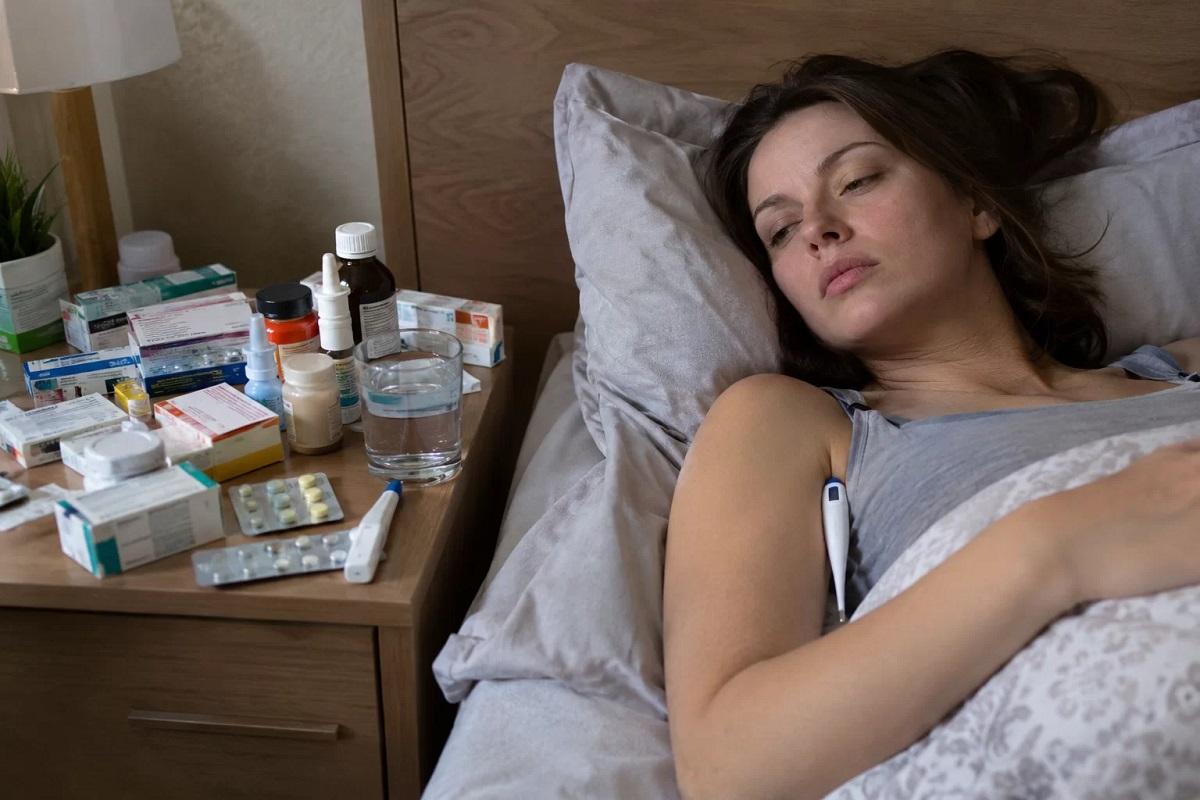 «Антибиотики не всегда враги»: врач объяснила, почему затяжная простуда требует антимикробных препаратов