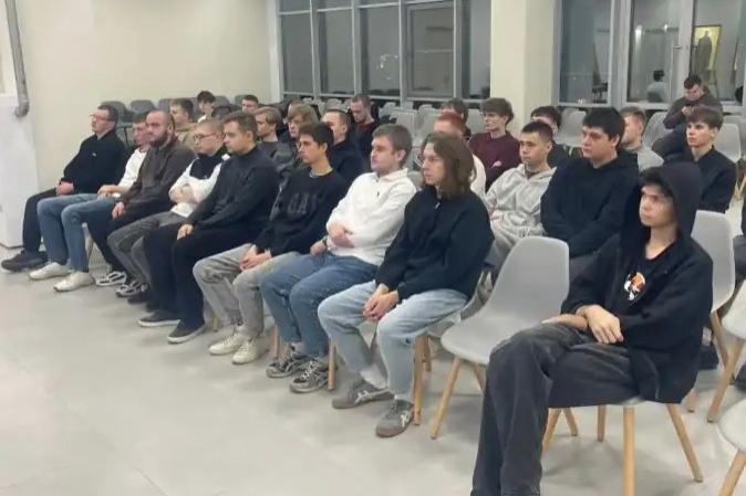 Пеленание на куклах и разговор о главном: чему на самом деле учат в «Школе молодого отца»