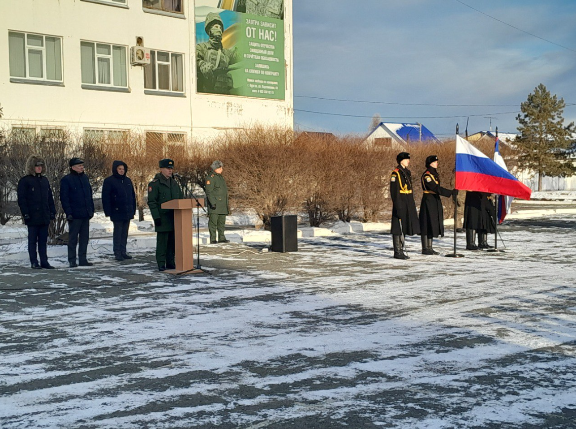 Спикер облдумы Дмитрий Фролов выступил с напутственным словом на торжественной отправке 25 зауральских призывников на срочную службу