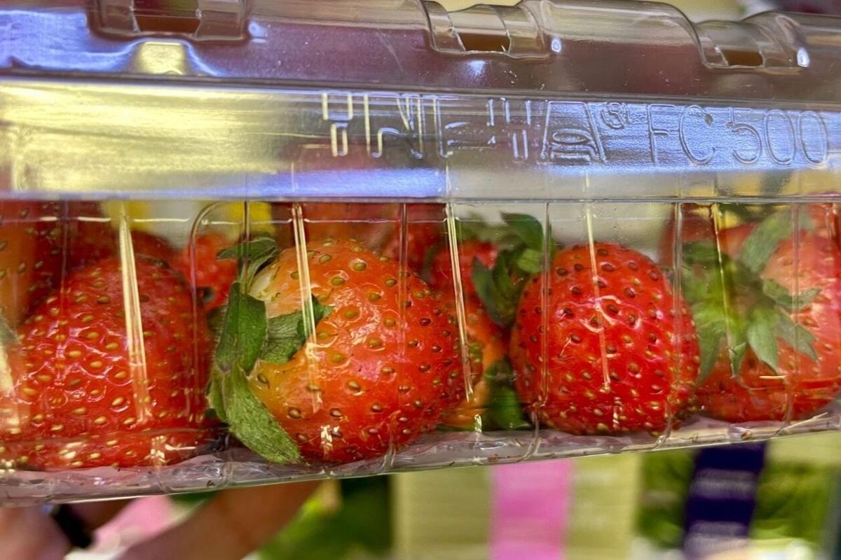 Жители Тюмени остались не очень довольны качеством клубники на полках супермаркетов