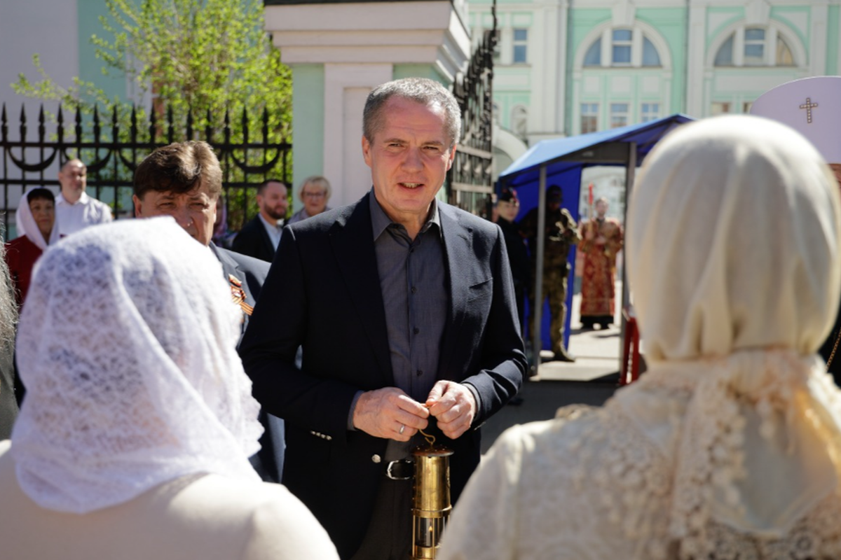 Губернатор Белгородской области Вячеслав Гладков встретил прибывшую в регион частицу Благодатного огня