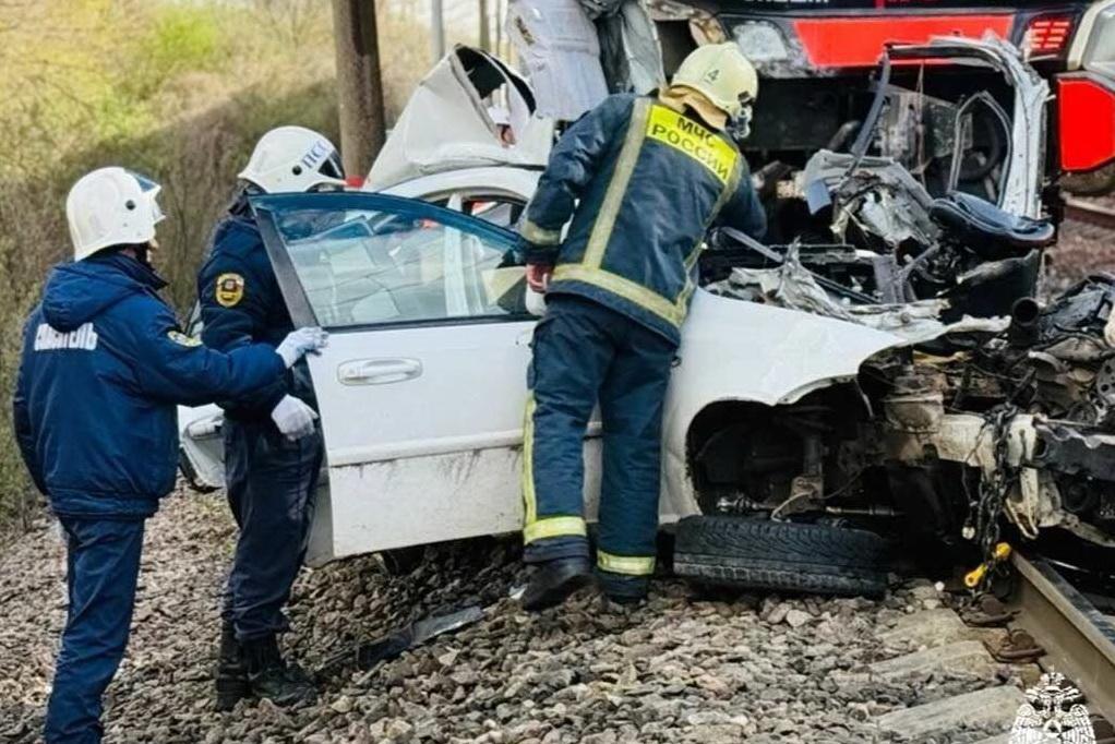 Смертельный выезд на переезд под Белгородом: водитель легковушки погиб при столкновении с электричкой