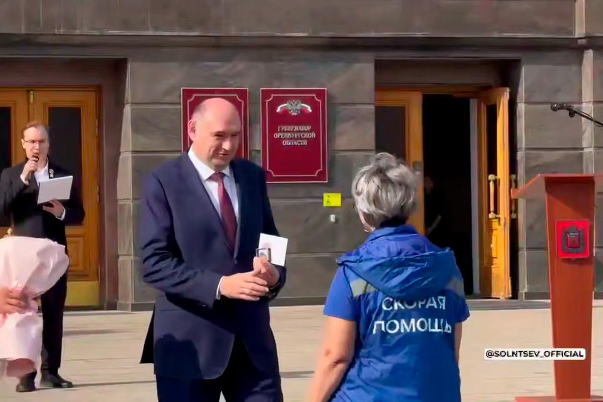 Губернатор Евгений Солнцев: Автопарк службы скорой помощи Оренбургской области пополнился сразу 10 современными машинами