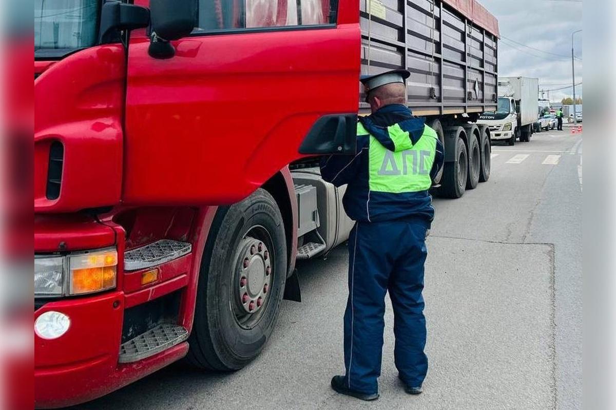 Грузовик въехал в ограждение на МКАД