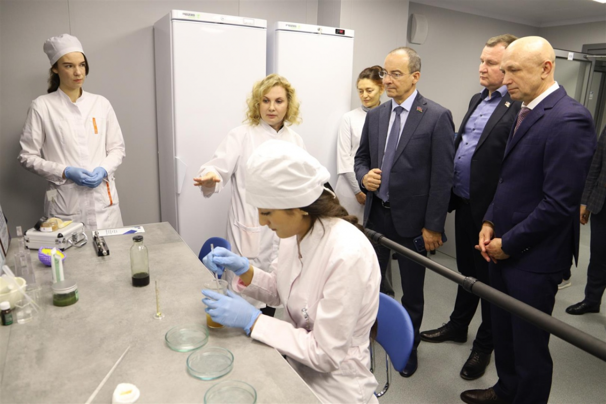 Юрий Бурлачко посетил центр биомедицины в КубГМУ