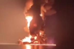 Танкер США горит у берегов ОАЭ, а Пентагон признал потерю самолетов-заправщиков