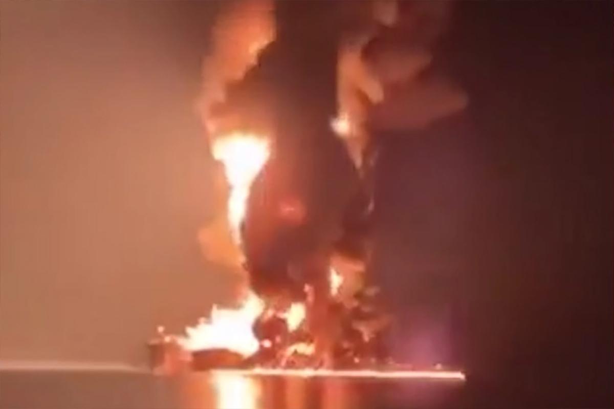 Танкер США горит у берегов ОАЭ, а Пентагон признал потерю самолетов-заправщиков