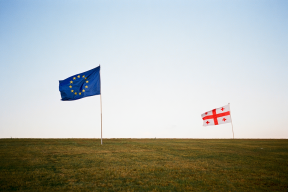 Запад усиливает давление на Грузию санкциями и политической изоляцией