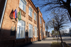 От ликвидации безграмотности до современных технологий: Мурат Кумпилов поздравил коллектив Адыгейского педагогического колледжа со 100-летним юбилеем