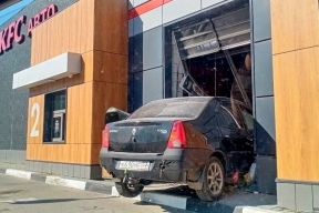 Во Владимире иномарка въехала в здание KFC на выезде из города
