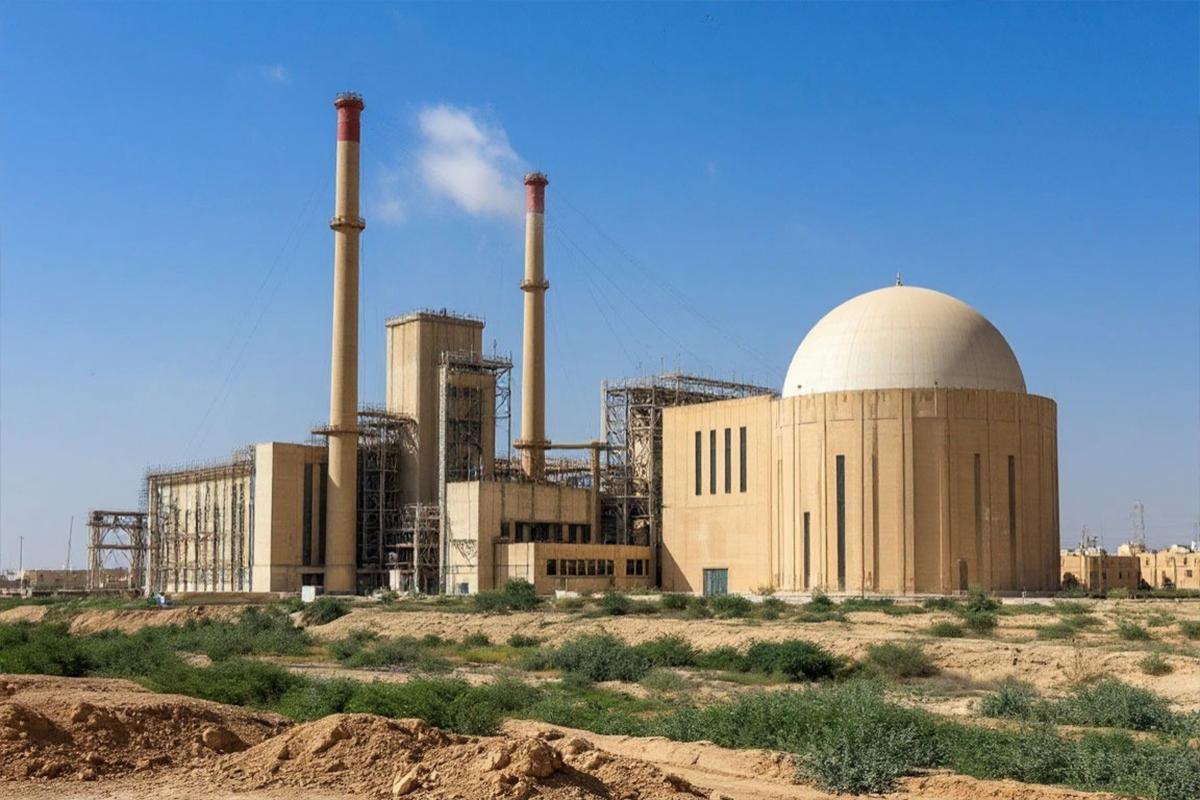Ядерное сердце Ирана под ударом: снаряд упал у стен АЭС «Бушер», где остаются сотни специалистов из РФ