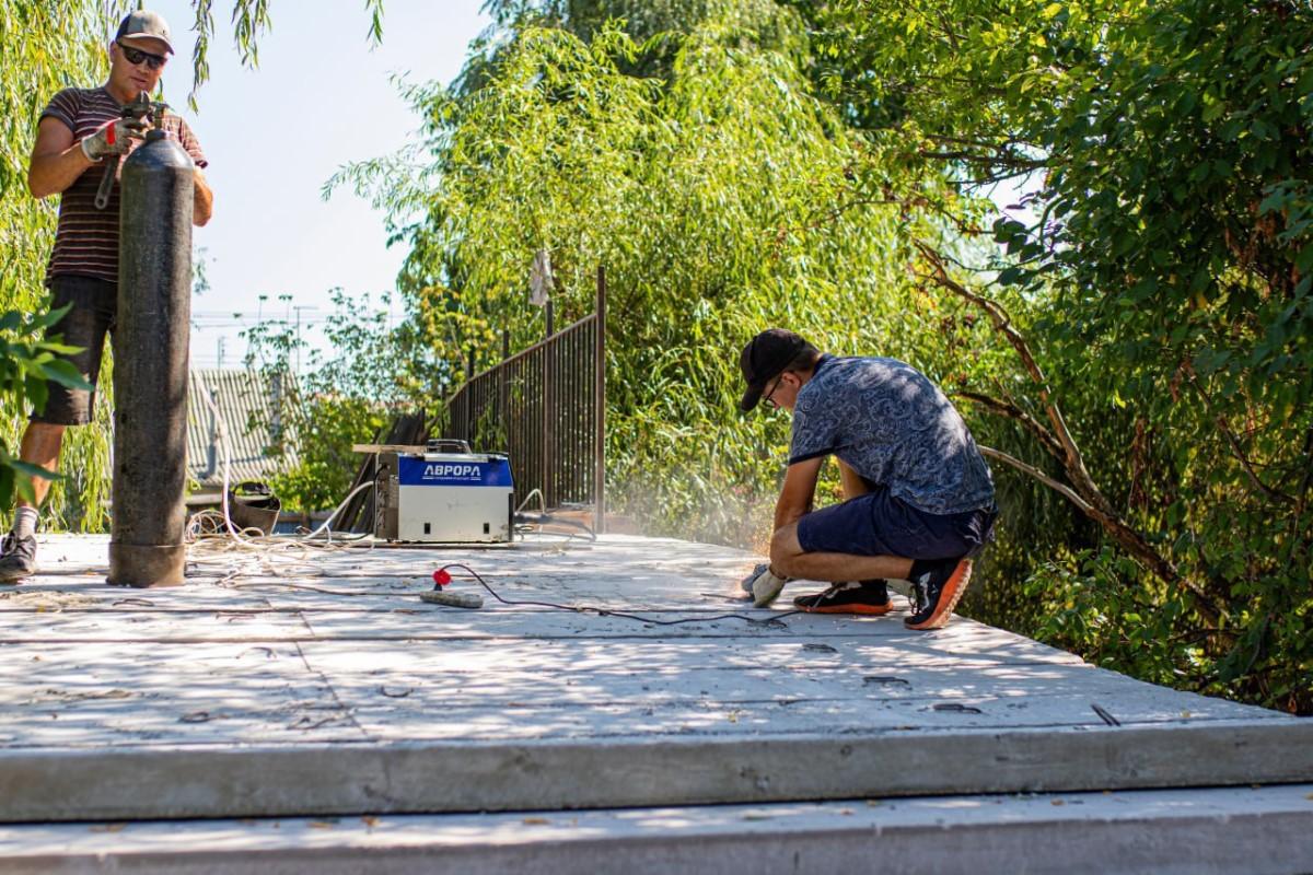 Глава администрации Симферополя Михаил Афанасьев рассказал о ходе ремонта пешеходного моста через реку Салгир