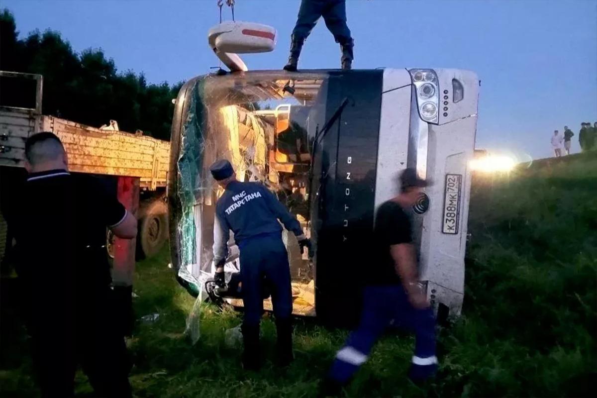 Жуткое ДТП в Татарстане: рейсовый автобус с 46 пассажирами рухнул в кювет и перевернулся — десятки раненых