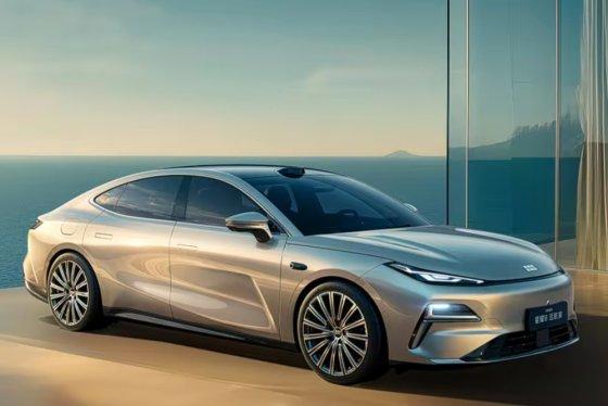 Гибридный седан Geely Galaxy Star 8 Voyager проехал 1725 км на одной заправке и получил автопилот с лидаром