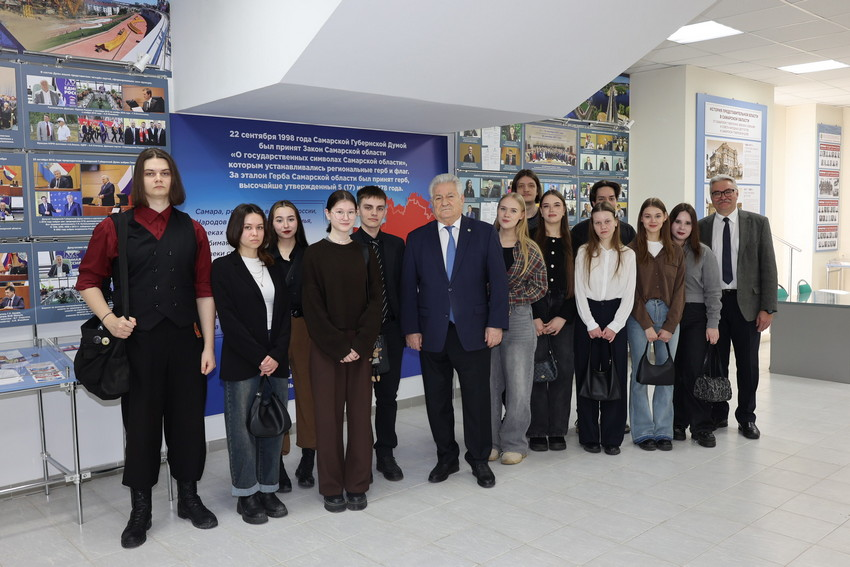 Спикер Губернской Думы Геннадий Котельников провел в музее парламента Самарской области экскурсию для студентов