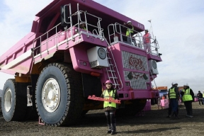 В российском городе на карьере работает розовый самосвал