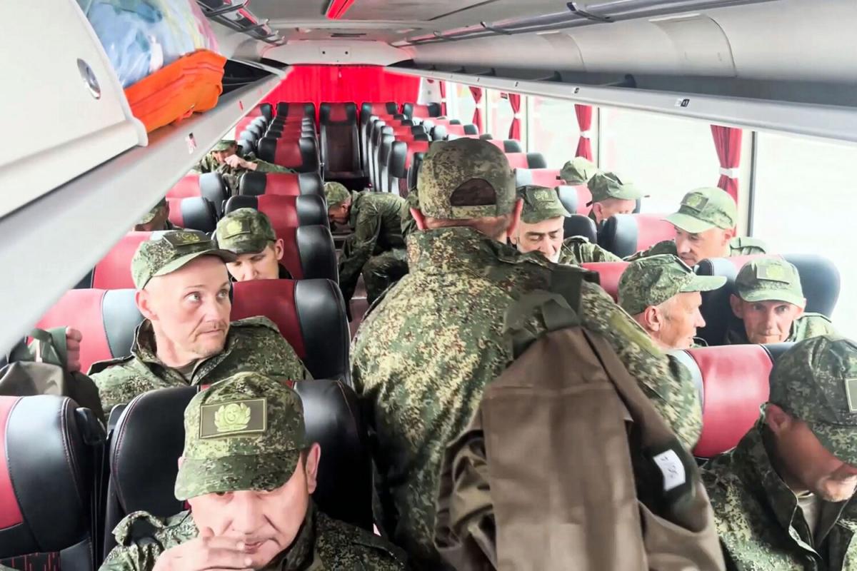 «Сначала 200, потом 300»: как за двое суток из плена вызволили полтысячи российских бойцов